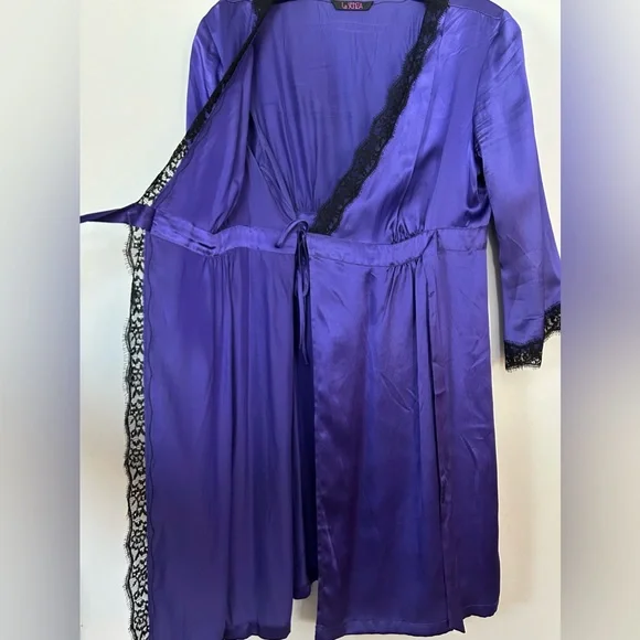 La Senza Silk Robe
💜 3 for $30💜 - Picture 2 of 6
